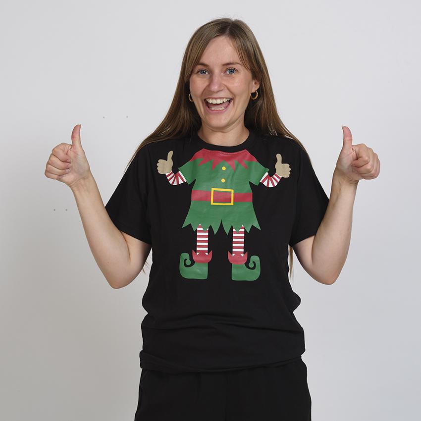 Una donna che indossa una maglietta nera con un elfo sopra.